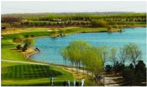 京市东方双鹰高尔夫球场，高尔夫爱好者正在挥杆击球。这里曾经是永定河河道，现在被称为“高尔夫走廊”。