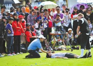 爱德华兹的花式高球表演轰动麓山