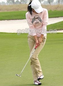 何红玲在第三届“广发行杯”全国女子职业高尔夫球精英赛中