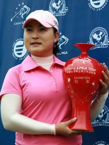 杨涛丽如愿捧得中国女子巡回赛元年第一站冠军奖杯