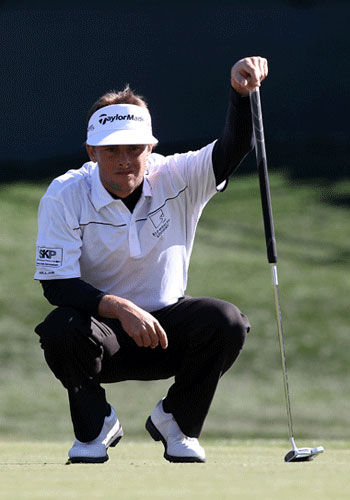 斯班瑟-勒文认真阅读果岭