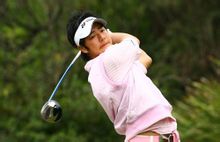 挥动高尔夫球棒的石川辽