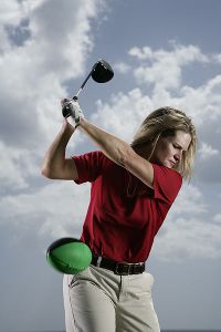 如果你抬起你的右肘，球会掉出去，你会失去力量