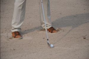 沙坑球的站姿是让双脚更陷入沙子一些