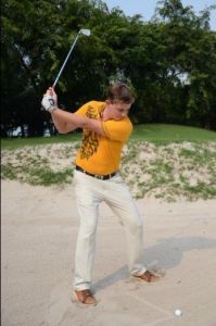 教练示范沙坑球挥杆动作